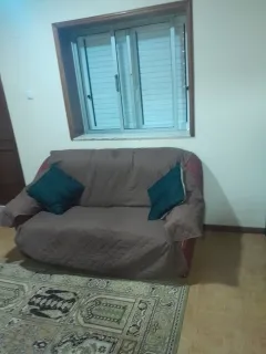 Alugo quartos (casa mobiliada)
